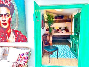 een kamer met een bed en een deuropening bij Bohemian lodge in Kisapáti