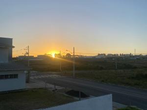 uma vista para o pôr-do-sol a partir de um edifício com uma estrada em Loft BR 282 em Lages