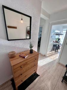 Zimmer mit einer Kommode mit einem Spiegel an der Wand in der Unterkunft ARENA y Mar Sunny Home by Cadiz4Rentals in Cádiz