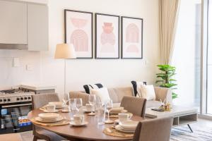 uma sala de jantar com mesa e cadeiras em Heaven Crest Holiday Homes - Luxury Forte em Dubai