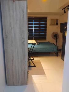 uma porta para um quarto com uma mesa e uma cama em Cozy Condo near US EmbassyErmita Manila/ Roxas blvd/ Dolomite beach em Manila