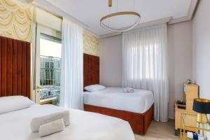 Ένα ή περισσότερα κρεβάτια σε δωμάτιο στο Jerusalem of Gold 4 BR Apartment