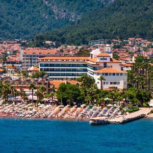 una playa con un montón de sombrillas y un complejo en Letoile Beach Hotel, en Marmaris