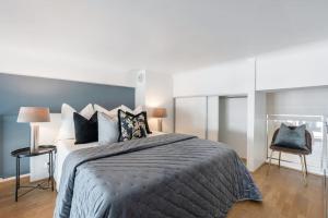 1 dormitorio con 1 cama grande y 1 silla en Prime Location: Spacious & Central, en Oslo