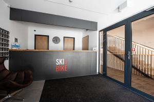 vestíbulo de oficina con escritorio y puerta corredera de cristal en Ski&Bike horský apartmán 502, en Janske Lazne