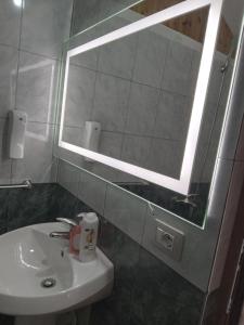 bagno con lavandino, specchio e lavandino di GuestHouse Hamiti Llogara a Vlorë