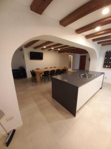 - une cuisine et une salle à manger avec une table dans une pièce dans l'établissement Appartamento indipendente - Il Portichetto, à Vicence