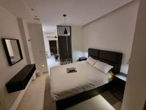 una camera con un letto e uno specchio di No7 Boutique Apartments ad Amman