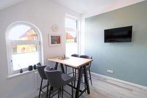 a dining room with a table and chairs at *mod. Wohnung in DEL bei Bremen* in Delmenhorst