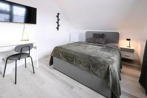 Un pat sau paturi într-o cameră la *mod. Wohnung in DEL bei Bremen*