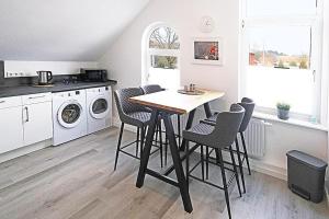 eine Küche mit einem Tisch und Stühlen im Zimmer in der Unterkunft *mod. Wohnung in DEL bei Bremen* in Delmenhorst