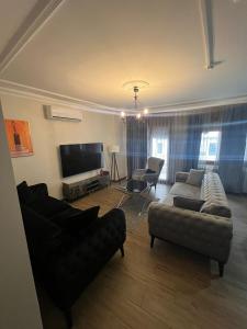 uma sala de estar com um sofá e uma televisão em Bomonti Solo Exclusive Designed Hotel em Istambul