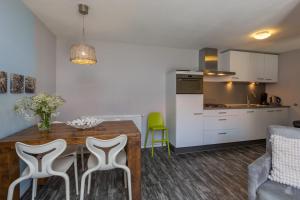 a kitchen and living room with a table and chairs at Vakantiewoning in centrum Zoutelande, bij het strand in Zoutelande