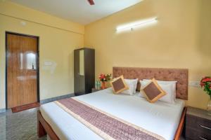 a bedroom with a large bed in a room at Golden Studio Apartment Goa in Calangute