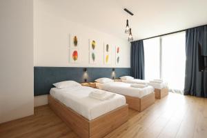 sypialnia z 2 łóżkami i kanapą w obiekcie SanPietro Vacation Rentals w Durrës