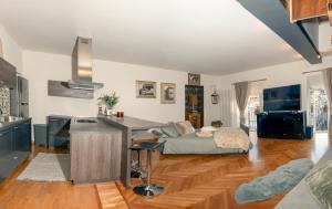 cocina y sala de estar con sofá y mesa en Appartamento Matilde, en Turín