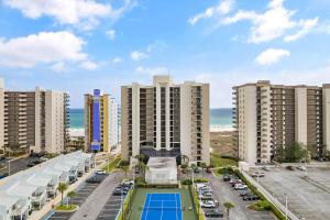 una vista aérea de una ciudad con edificios altos en Phoenix 8 305, en Orange Beach
