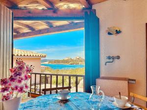 Habitación con mesa y vistas al océano en Sea View Mucchi Bianchi, en Baja Sardinia