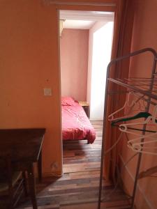 - une chambre avec un lit dans une pièce avec une porte dans l'établissement Bienvenu à la campagne, à La Roche-sur-Yon