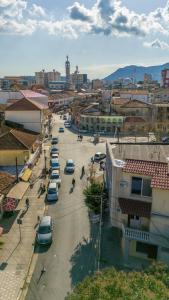 uma rua da cidade com carros estacionados numa cidade em Golden Sleep Hostel em Shkodër