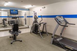 een fitnessruimte met loopbanden en hometrainers in een kamer bij Microtel Inn & Suites by Wyndham Kingsland Naval Base I-95 in Kingsland