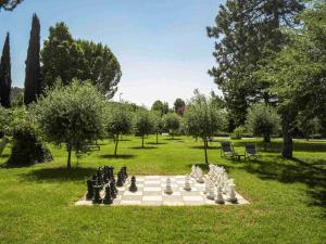 um tabuleiro de xadrez no meio de um parque em ibis Aix en Provence em Aix-en-Provence