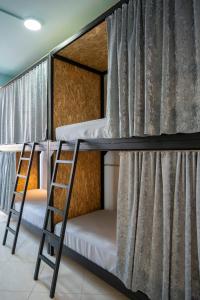 2 łóżka piętrowe w pokoju z zasłonami w obiekcie Golden Sleep Hostel w Szkodrze