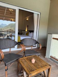 Habitación con 1 cama, 2 sillas y mesa. en Mastiff Grand La Villae en Lonavala