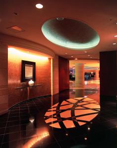 een lobby met een grote cirkel op het plafond bij Grand Hyatt Fukuoka in Fukuoka