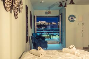 Giường trong phòng chung tại Acropolis View Mini Sky Suite & Hot Tub +82 ảnh
