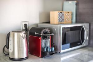 Tiện nghi pha trà/cà phê tại Acropolis View Mini Sky Suite & Hot Tub