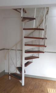 - un escalier en colimaçon dans une chambre aux murs blancs dans l'établissement Homestay CR7, à Thornton Heath