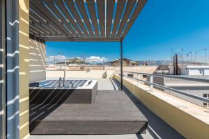 Ban công/sân hiên tại Acropolis View Mini Sky Suite & Hot Tub