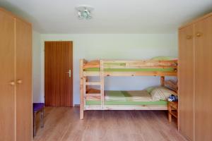 Ein Etagenbett oder Etagenbetten in einem Zimmer der Unterkunft Haus Alpsegen