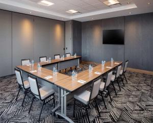 uma sala de conferências com uma mesa longa e cadeiras em Hyatt Place Harrisonburg em Harrisonburg