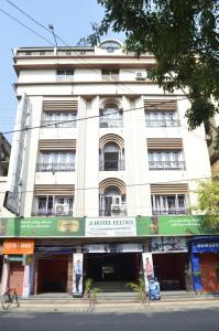 un gran edificio blanco con un cartel. en Hotel Ellora Cooch Behar, en Kuch Bihār