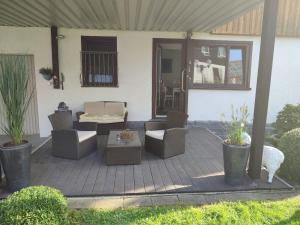 a patio with chairs and a table and a porch at Ferienwohnung am Rittergut in Grebenstein