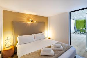 En eller flere senge i et værelse på Casa BOSS Modern Villa with Studio Pool and Air Conditioning + 48 billeder