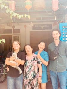 un groupe de personnes posant pour une photo dans l'établissement Golden Lantern Tam Thanh Homestay, à Tam Kỳ