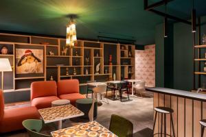 een restaurant met stoelen en tafels en een bar bij Quadro Hotel, Trademark Collection by Wyndham in St Julian's