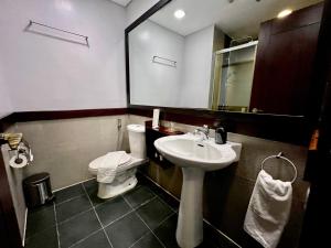 y baño con lavabo y aseo. en The Forest Lodge at Camp John Hay privately owned unit with parking 545, en Baguio