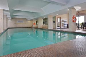 uma grande piscina num edifício em Sandman Hotel Lethbridge em Lethbridge