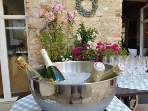 a bucket filled with bottles of wine on a table at Ehemalige Klosterschmiede -Wirtschaftswunder- in Ochsenhausen