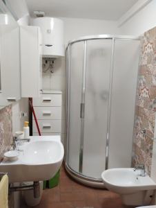 een badkamer met een douche en een wastafel bij La Taverna di Maria in Suvereto