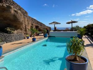 Bazén v ubytování Castillo Lanzarote Villa Bentley - Luxury Villa -sleep in a volcanic cave nebo v jeho okolí
