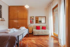 - une chambre avec 2 lits et des oreillers rouges dans l'établissement HOME SWEET HOME, à Acilia