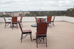 un groupe de chaises et de tables sur un toit dans l'établissement Africa One Hotel, à Naro Moru