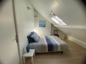 Ένα ή περισσότερα κρεβάτια σε δωμάτιο στο Appartement quatre couchages, 100 m plage