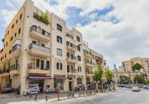 un edificio alto en una calle de la ciudad con una calle en Wow Stylish 2 BR apartment, en Jerusalén