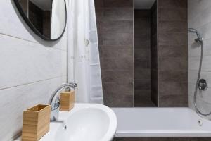 La salle de bains est pourvue d'un lavabo et d'une douche. dans l'établissement Yefeh Nof - City Center 2BR Apartment, à Jérusalem